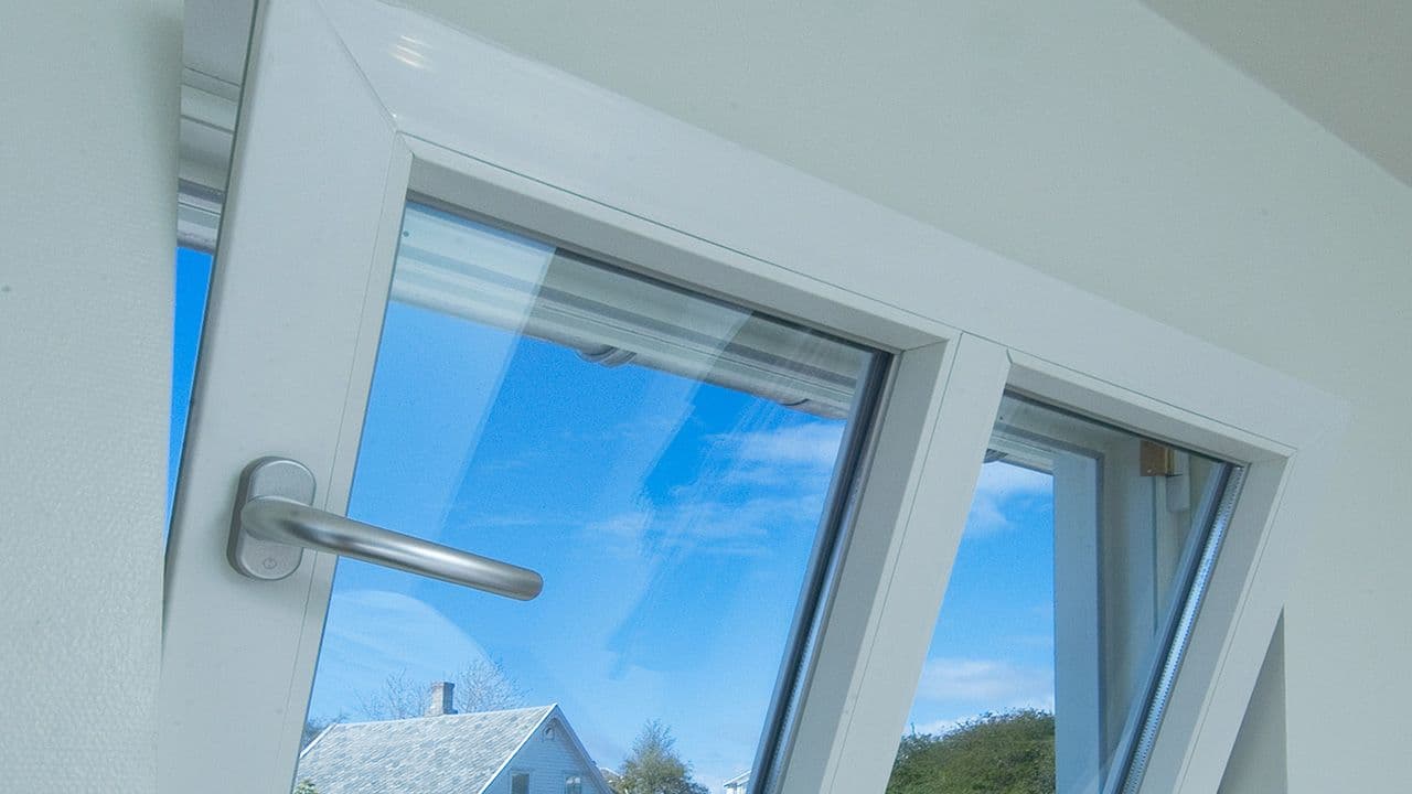 Nærbilde av vindu i PVC.