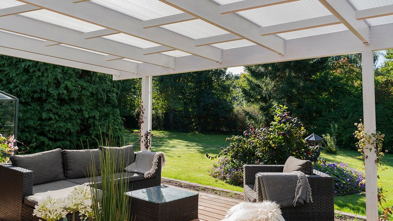 Terrasse med tak mot hage.