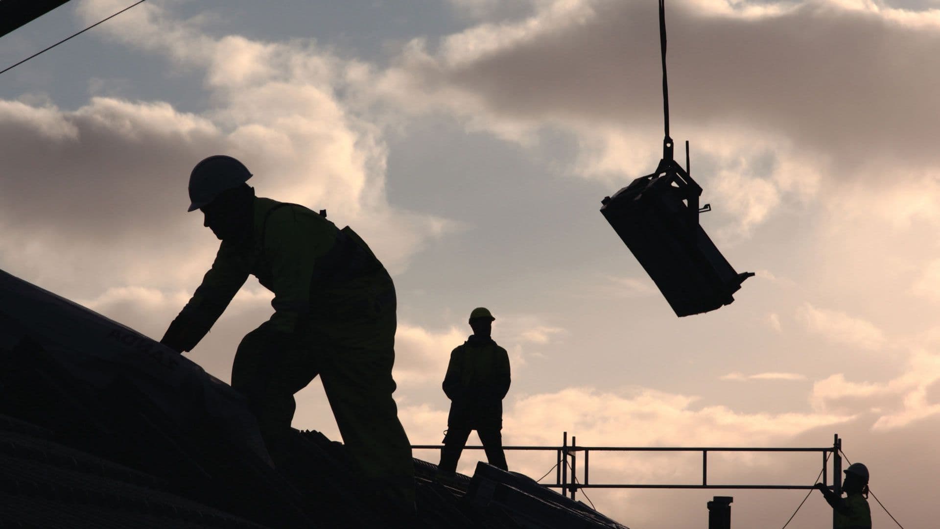 Håndverkere som holder på å bytte tak.