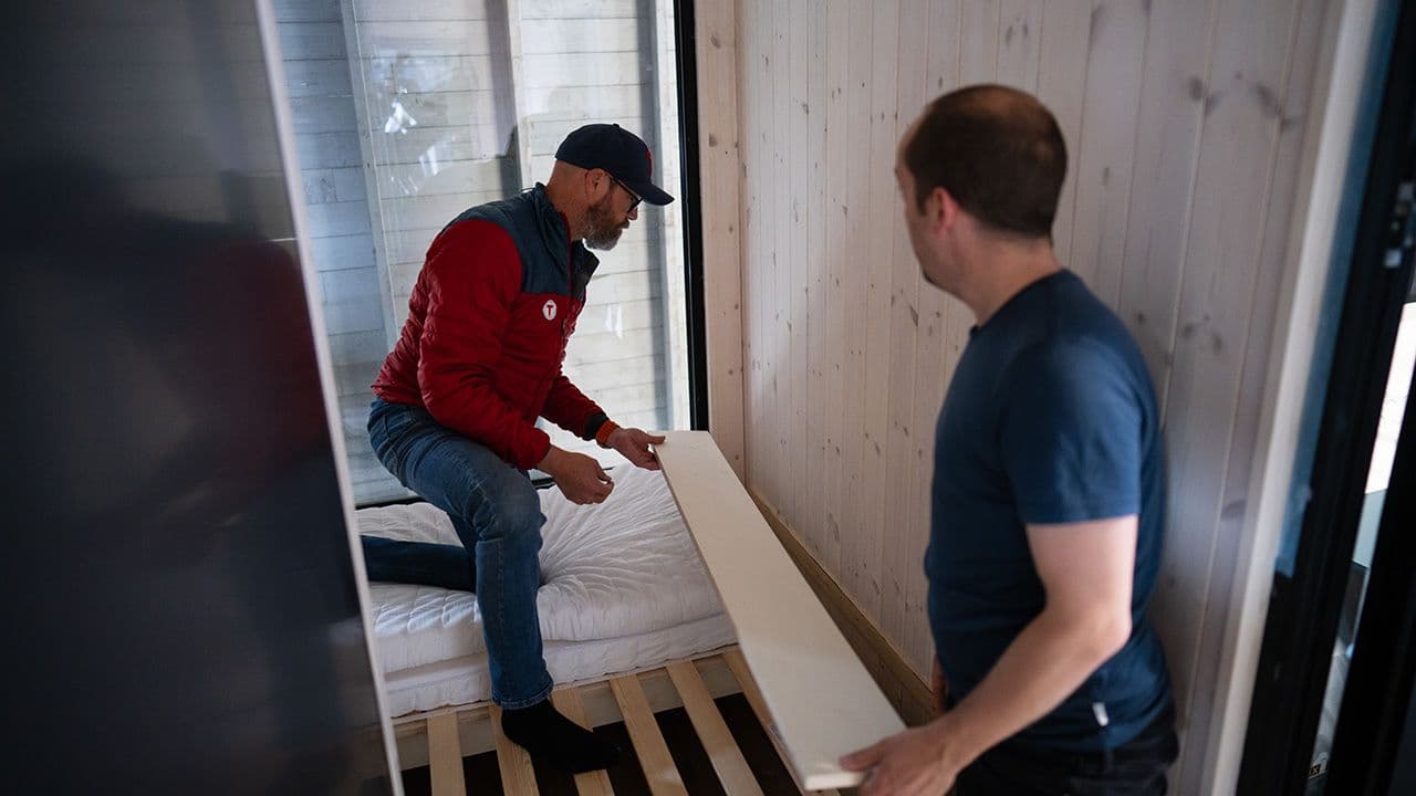 Dag Henning Jørgensborg fra DNT Drammen og Omegn og kommunikasjonsansvarlig Andreas Blaauw-Hval i DNT bygger plassbygd seng i DNT-hytte.