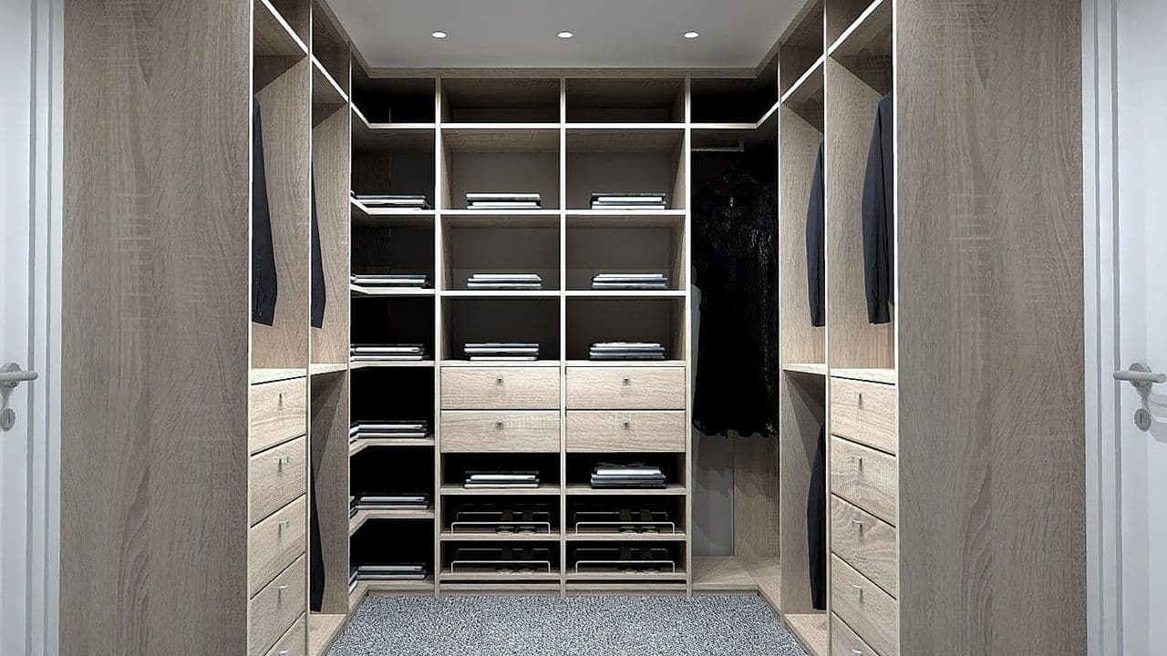 Walk-in garderobe i lyst treverk.