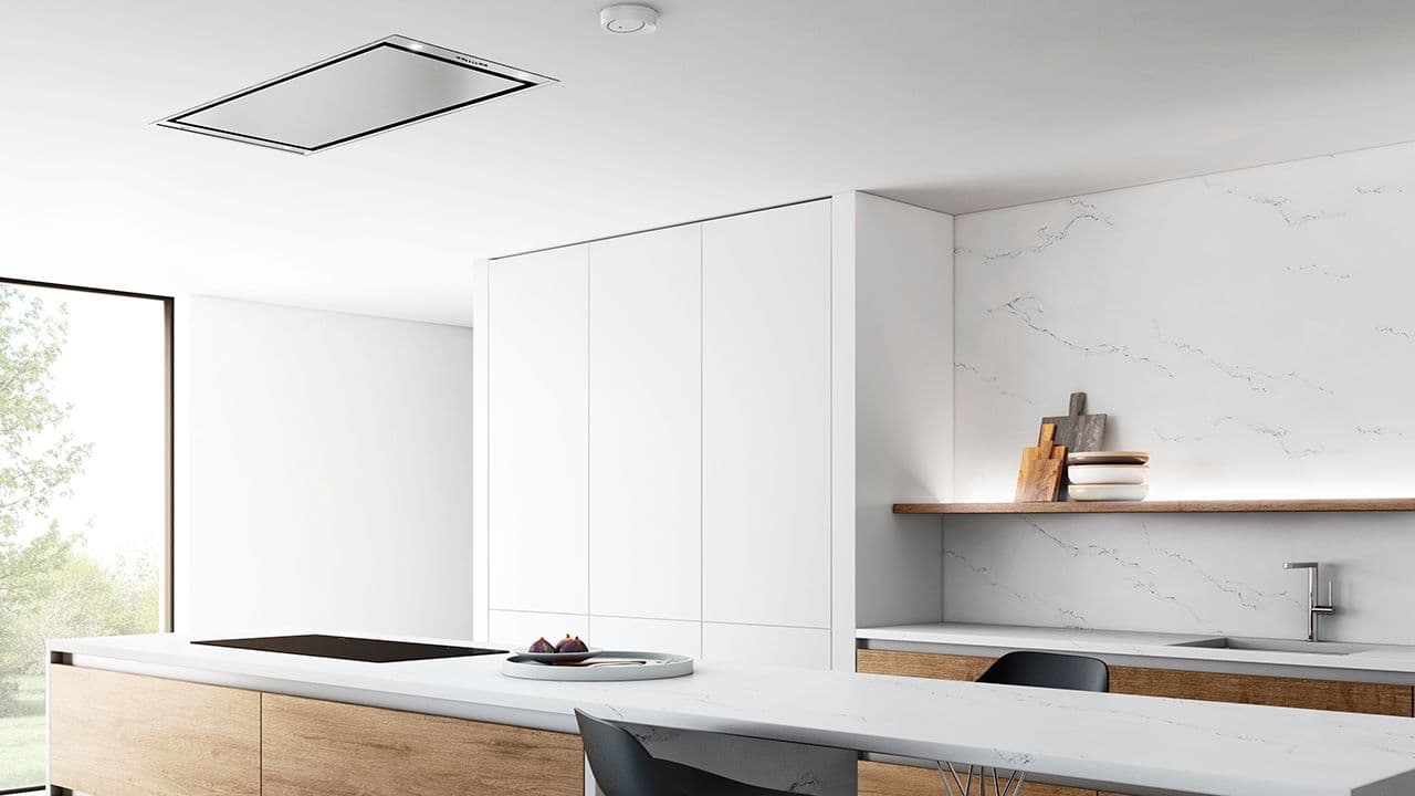 Takmontert kjøkkenventilator i hvitt kjøkken.