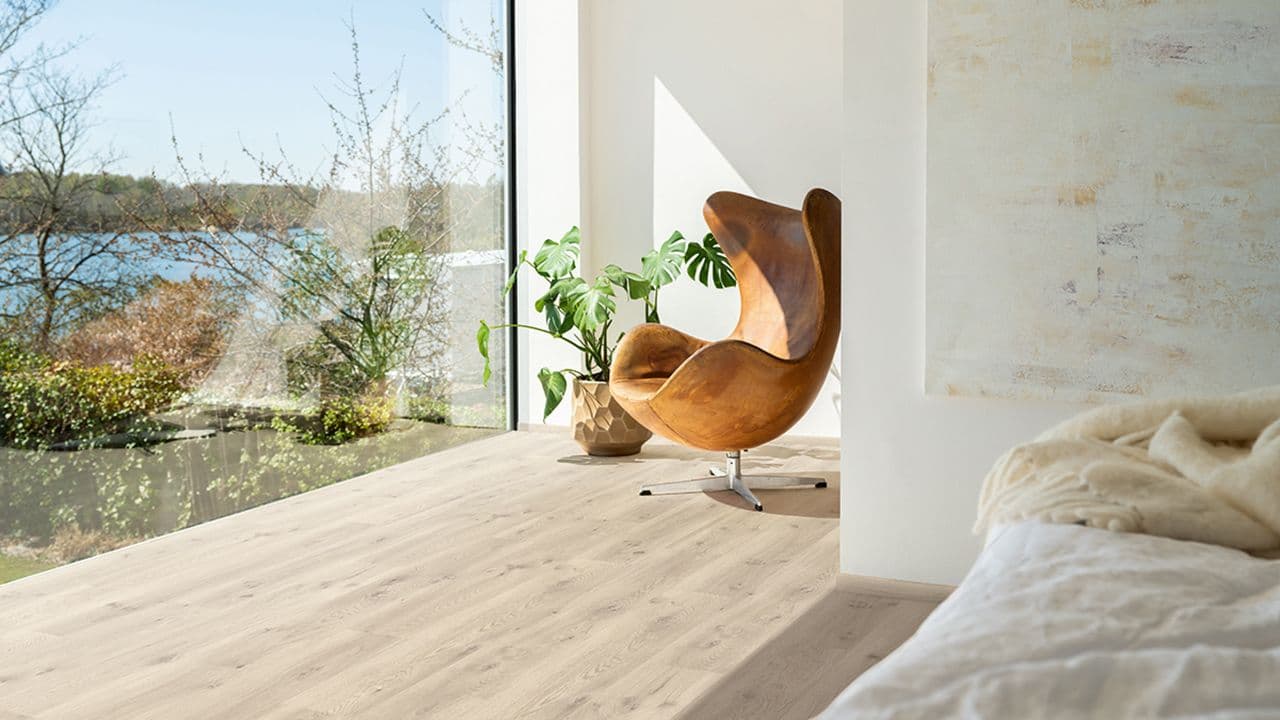 Soveorm med vinylgulv med eik.