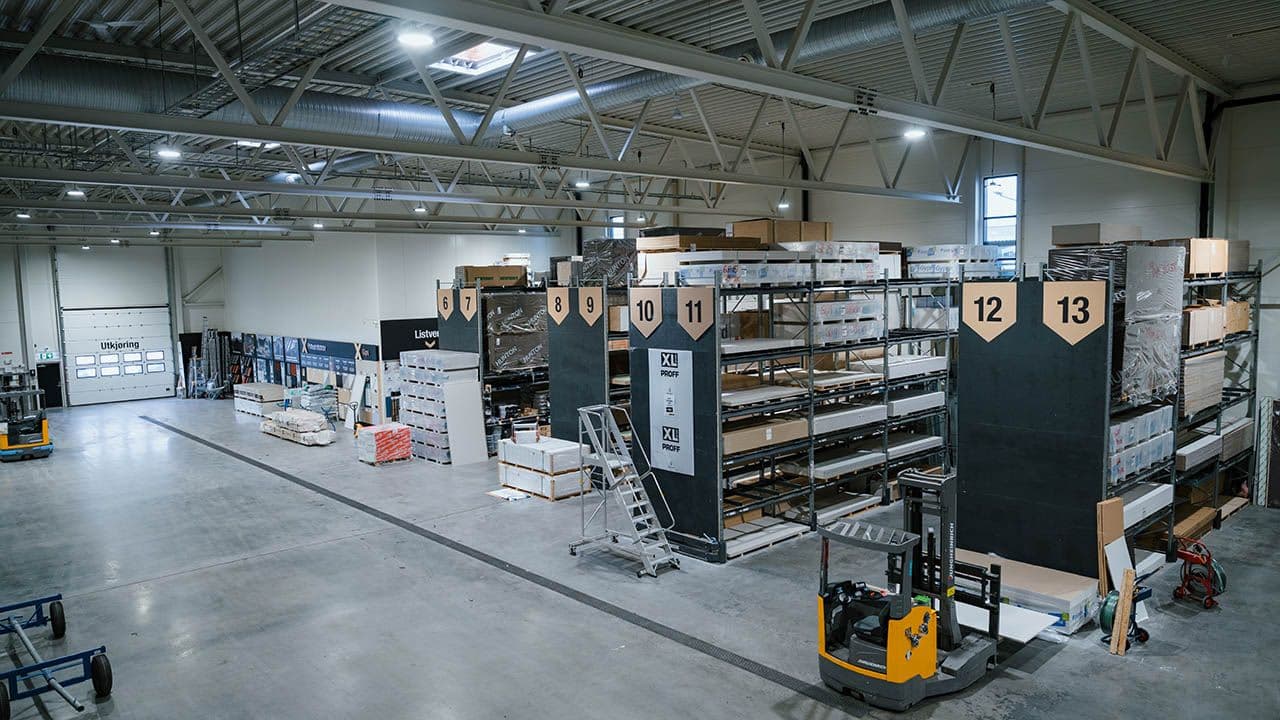 Oversiktsbilde av hyllerader i XL-BYGG byggevarehus.