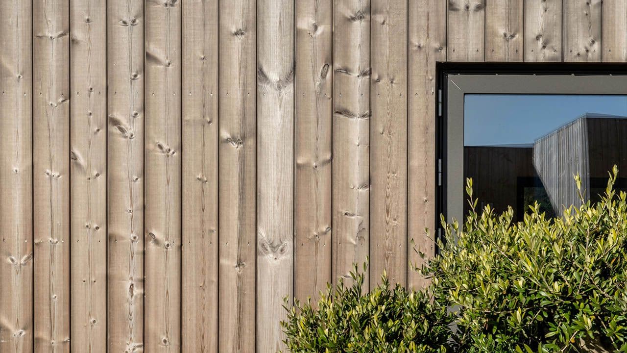 Stående kledning i malmfuru på hus.